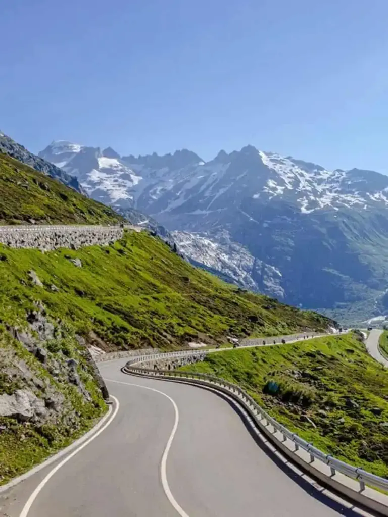 Strada aperta in montagna per uscite in bici con Dedonato Torino